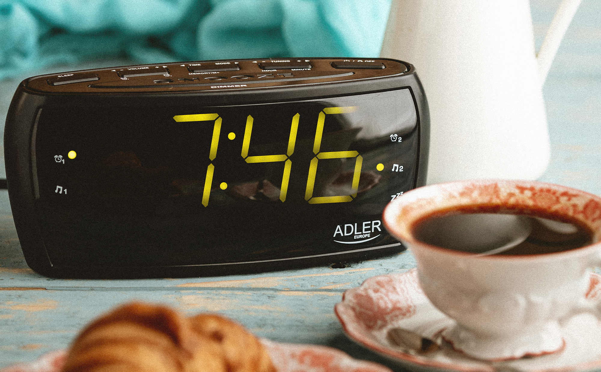 ADLER AD1121 Radiodespertador Digital AM-FM, Gran Pantalla LED, Control de Brillo, Función SNOOZE