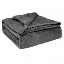 Briebe Manta Sofá Invierno Grande Sedalina Lisa y Borreguito Polar Sherpa 180x240cm, Plaid Calentita, Gruesa y Extra Suave 100% Microfibra, Lavable a Máquina, Reversible para Cama 120 cm, Gris Oscuro ?>